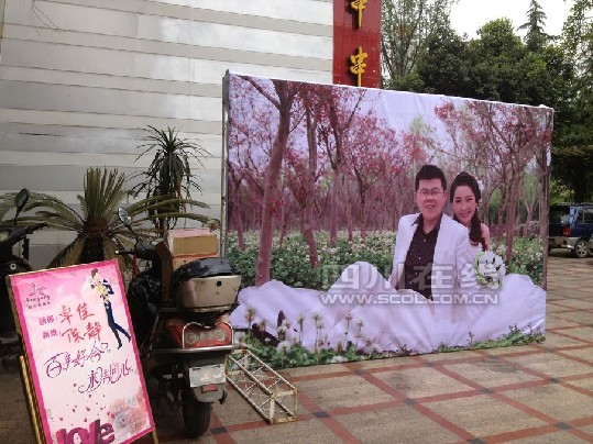 軍人丈夫歸隊救援地震災(zāi)區(qū) 新娘與親友完成婚禮