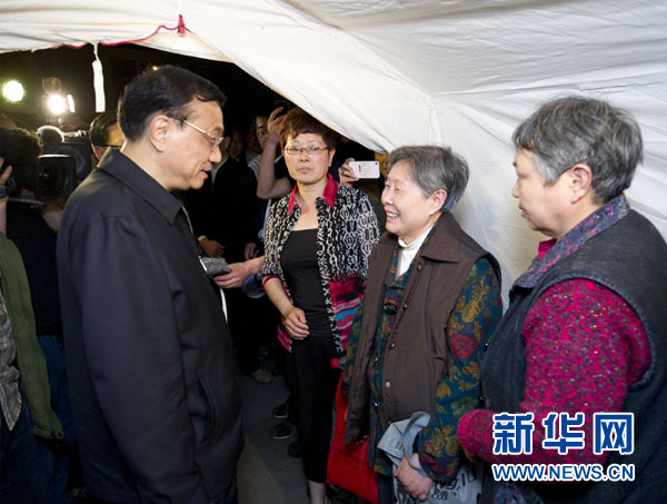 李克強夜察臨時安置點