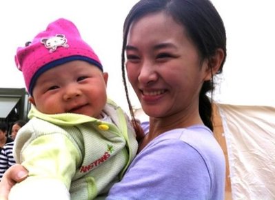 汶川地震斷腿女教師赴蘆山災(zāi)區(qū)當(dāng)志愿者(組圖)