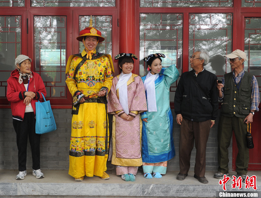 “皇上”攜“甄嬛”陪游客圓明園賞花(圖)