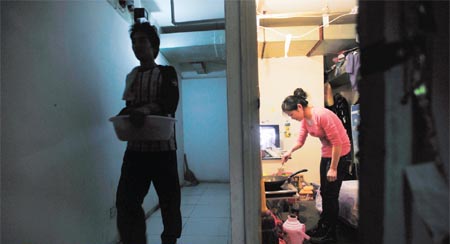 慘！北漂族地下室生活