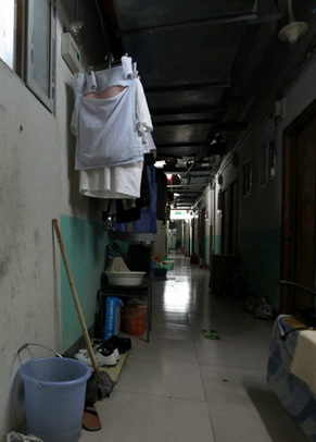 慘！北漂族地下室生活