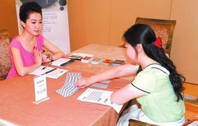 妙齡美女排隊(duì)參加富豪北京相親海選現(xiàn)場(chǎng)