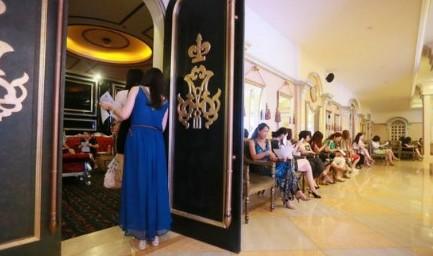 妙齡美女排隊(duì)參加富豪北京相親海選現(xiàn)場(chǎng)