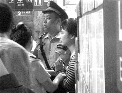 車從身上越過(guò)跳軌女子生還