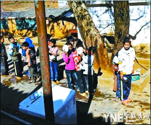 麗江學(xué)生“江水泡飯”是誰在說謊？