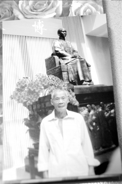 只要我活著就要找到你 武漢舉牌婆婆堅(jiān)尋走失老伴