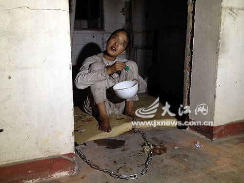 江西一年輕智障女子廢棄房內(nèi)裸體遭鐵鏈囚禁(圖)