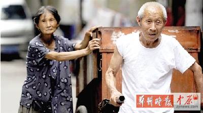 河南一對七旬夫婦為替仨兒子還債撿廢品17年(圖)