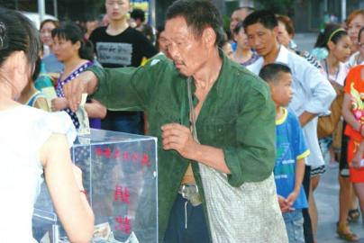 為燙傷女孩捐款 撿荒老人掙了15元捐出10元