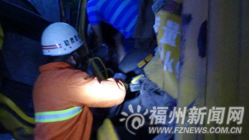 沈海高速連江段凌晨兩貨車追尾　一司機(jī)不幸殞命