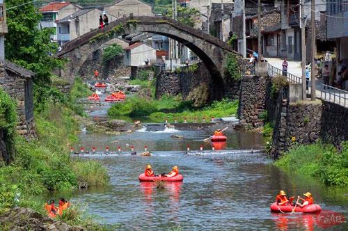 游客漂流中不幸墜河身亡 現(xiàn)場(chǎng)工作人員不會(huì)游泳