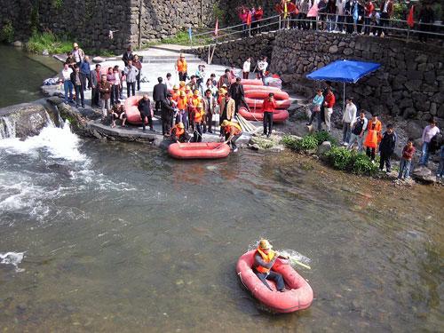 游客漂流中不幸墜河身亡 現(xiàn)場(chǎng)工作人員不會(huì)游泳