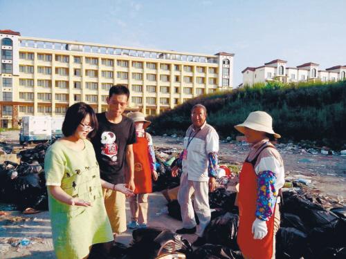 裸婚定情鉆戒被當垃圾扔掉 夫妻上百斤垃圾中扒回