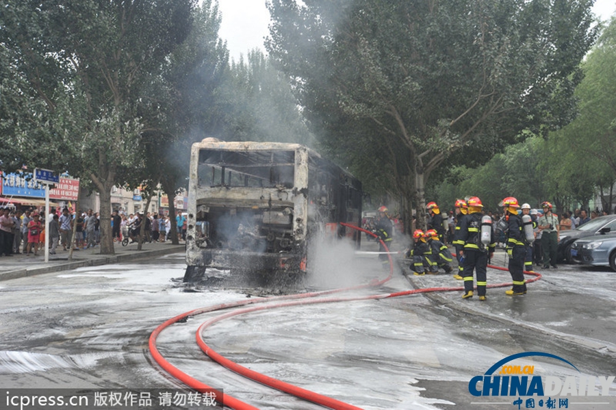 沈陽240路公交車發(fā)生自燃 路人紛紛協(xié)助滅火