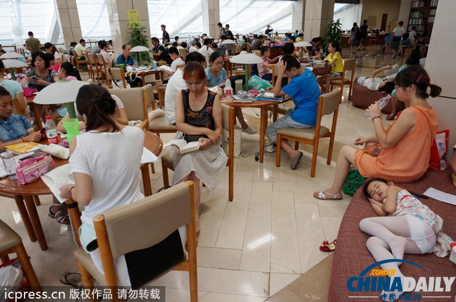 熱浪滾滾 杭州圖書(shū)館自習(xí)大廳讀者爆滿