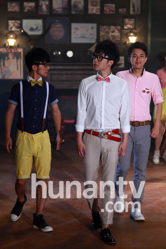 2013快男十強(qiáng)拍攝MV 賈盛強(qiáng)華晨宇裝驚訝賣萌