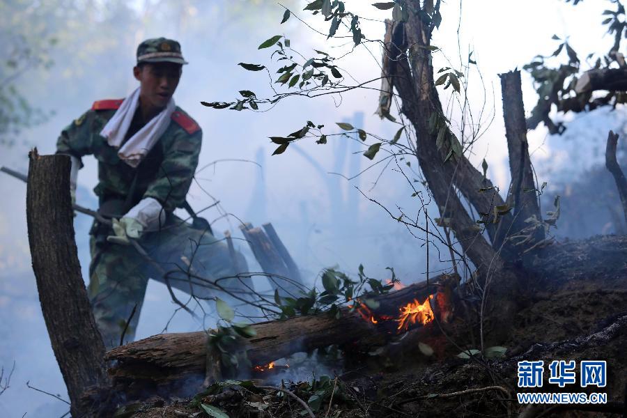 浙江富陽(yáng)山火持續(xù)蔓延 武警官兵全力撲救