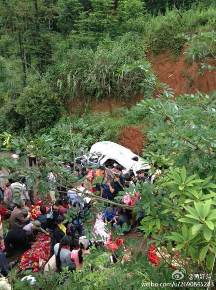 云南面包車發(fā)生車禍致10人死5人傷 1名孕婦身亡（圖）
