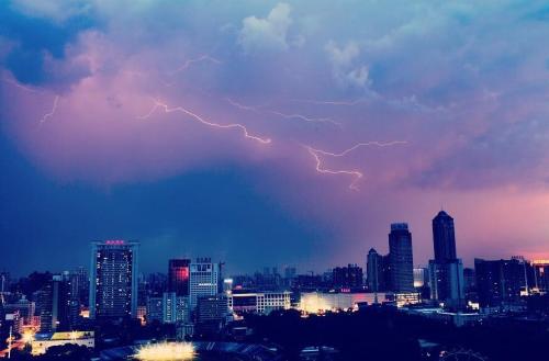 武漢一日內(nèi)高溫雷電降雨冰雹 仍難解創(chuàng)紀(jì)錄酷暑