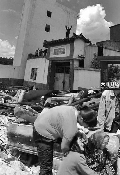 云南87歲老人疑遭強(qiáng)拆抱棺痛哭 官方稱(chēng)系擺拍