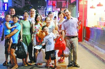 武漢帥哥在南昌撿垃圾3年 月薪六七千被質(zhì)疑作秀