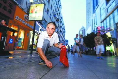 武漢帥哥在南昌撿垃圾3年 月薪六七千被質(zhì)疑作秀