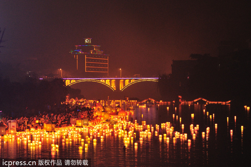 廣西資源：萬(wàn)盞河燈鬧資江 月半歌聲祈太平