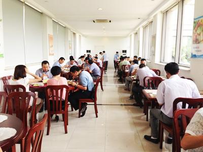 溫州公務(wù)接待每餐人均不超60元 官員稱沒錢進大飯店