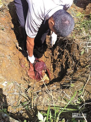 4名子女同地點(diǎn)先后自殺 臺女子開棺驗(yàn)尸尋小女兒