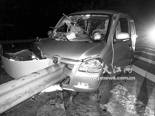 司機疲勞車撞上護欄 乘客險被擋風(fēng)玻璃割斷脖子