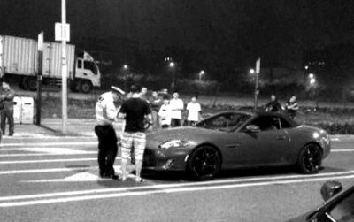 北京數(shù)十輛跑車深夜聚集被扣 警方稱其違章停車