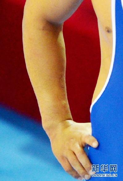 全運(yùn)會(huì)咬人事件調(diào)查：事后當(dāng)事雙方均稱屬正?？呐?/></a></p>

<p>9月7日,趙海軍右小臂被咬,留下咬痕。當(dāng)日,在沈陽(yáng)進(jìn)行的第十二屆運(yùn)動(dòng)會(huì)古典式摔跤84公斤級(jí)1/8決賽中,河南選手趙海軍戰(zhàn)勝內(nèi)蒙古隊(duì)吉仁太。比賽中,趙海軍被吉任太咬傷。新華社記者 王松 攝</p>

<p>新華網(wǎng)沈陽(yáng)9月7日電(記者 王恒志 何軍孫仁斌)7日下午在沈陽(yáng)舉行的十二運(yùn)會(huì)國(guó)際摔跤男子古典式84公斤級(jí)1/8決賽中,河南選手趙海軍對(duì)戰(zhàn)內(nèi)蒙古選手吉仁太時(shí)手臂出現(xiàn)牙痕,一時(shí)引起嘩然。賽后,記者就“咬人”事件進(jìn)行調(diào)查,當(dāng)事雙方和摔跤部官員均稱,摔跤比賽競(jìng)爭(zhēng)激烈,不存在惡意咬人情況,這種“咬人”事件在國(guó)際大賽中也常有發(fā)生,應(yīng)屬正?？呐?。</p>

<p>2012年全國(guó)錦標(biāo)賽冠軍趙海軍和上屆全運(yùn)會(huì)銅牌得主吉仁太在1/8決賽相遇,在前兩局比賽戰(zhàn)平的情況下,決勝局兩人斗得更為激烈,開局不久兩人就纏作一團(tuán),不料,就在糾纏之時(shí),趙海軍起身走向裁判,在趙海軍的右前臂上,赫然出現(xiàn)一圈牙齒印痕。裁判隨后判罰趙海軍得1分。最終趙海軍拿下這場(chǎng)比賽的勝利。</p>

<p>內(nèi)蒙古隊(duì)教練寶音圖賽后告訴新華社記者:“這屬于磕碰,不是真正的咬人。”他表示,摔跤比賽競(jìng)爭(zhēng)比較激烈,運(yùn)動(dòng)員之間經(jīng)常會(huì)發(fā)生這種磕碰,不存在惡意咬人的情況。記者提出采訪吉仁太,但被對(duì)方以“接下來還有比賽,不方便接受采訪”為由婉拒。在隨后的復(fù)活賽中,吉仁太不敵遼寧老將王剛無緣“復(fù)活”。</p>
</p>
</div>
</div>

<div   class=