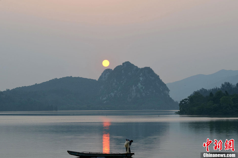 廣東肇慶“臥佛含丹”奇觀
