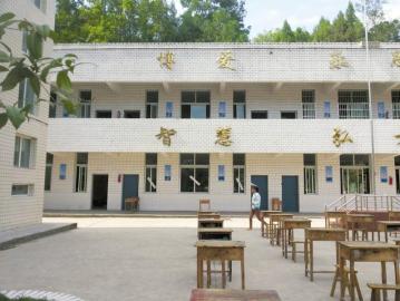 13歲少年翻窗進(jìn)教室劃傷動(dòng)脈身亡