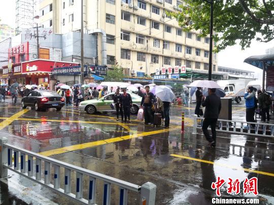 “菲特”來勢洶洶 游客“避風頭”改行程提前返程