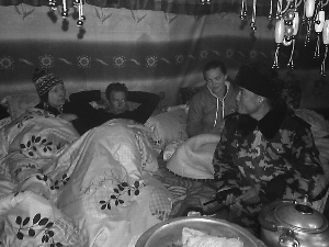 86名被困珠峰腳下游客陸續(xù)撤離（圖）