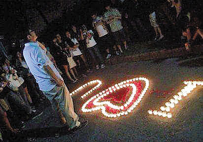 男生點(diǎn)蠟燭示愛遭女生冷水澆頭