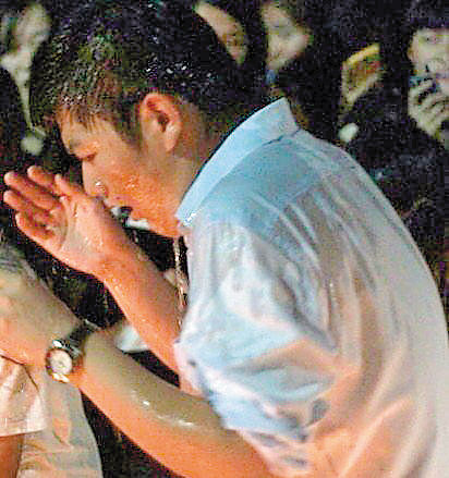 男生點(diǎn)蠟燭示愛遭女生冷水澆頭