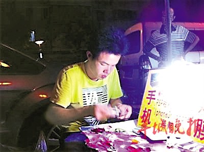 “貼膜哥”月入近兩萬？網(wǎng)友：吹牛你也算算賬