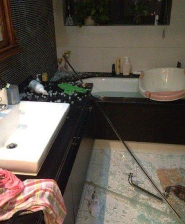 女子洗澡時浴室玻璃自爆 全身20多處被割傷(圖)