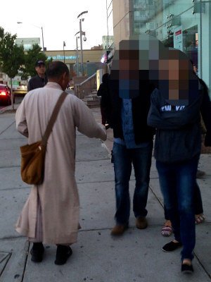 紐約頻現(xiàn)華人假和尚化緣 強送佛珠索要捐款(圖)