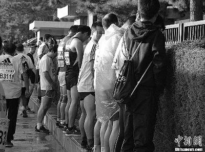 北京馬拉松選手“尿紅墻” 專家稱專業(yè)運(yùn)動(dòng)員尿褲子