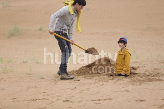 《爸爸去哪兒》第三集萌照曝光 Kimi沙漠辦生日篝火晚會(huì)(圖組)