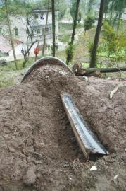 鄉(xiāng)村數(shù)十具尸體被盜 有盜墓者稱盜尸可保兒子上大學(xué)