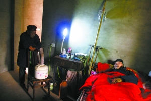 城市化留下農(nóng)村無(wú)人照看老人:兒女只在墻上留下電話(huà)