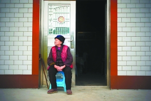 城市化留下農(nóng)村無(wú)人照看老人:兒女只在墻上留下電話(huà)