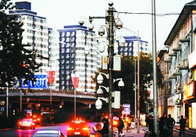 追蹤:“葡萄串”燈桿攝像頭只剩一個(圖)