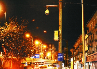 追蹤:“葡萄串”燈桿攝像頭只剩一個(圖)