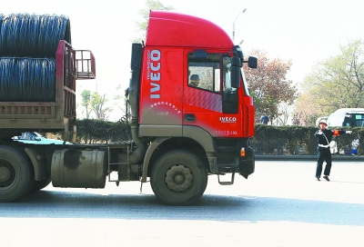 百噸貨車直闖大橋 城管“人海戰(zhàn)術(shù)”攔截超重車